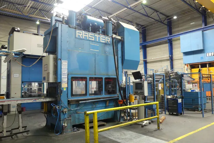 Presslinie mit RASTER - Zeulenoda, Typ HR 250/2200 NL-PP sowie Walzenvorschub/Materialdurchförderer Presskraft 2.500kN
